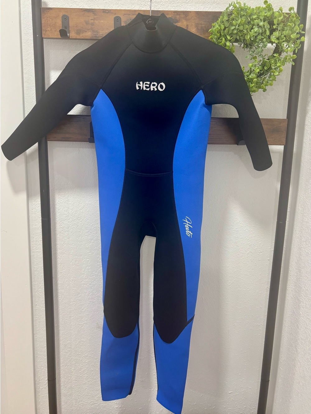Hevto Hero Kids Neoprene Wet Suit w/ back zipper pull in Black/Blue Boy’s Size 8